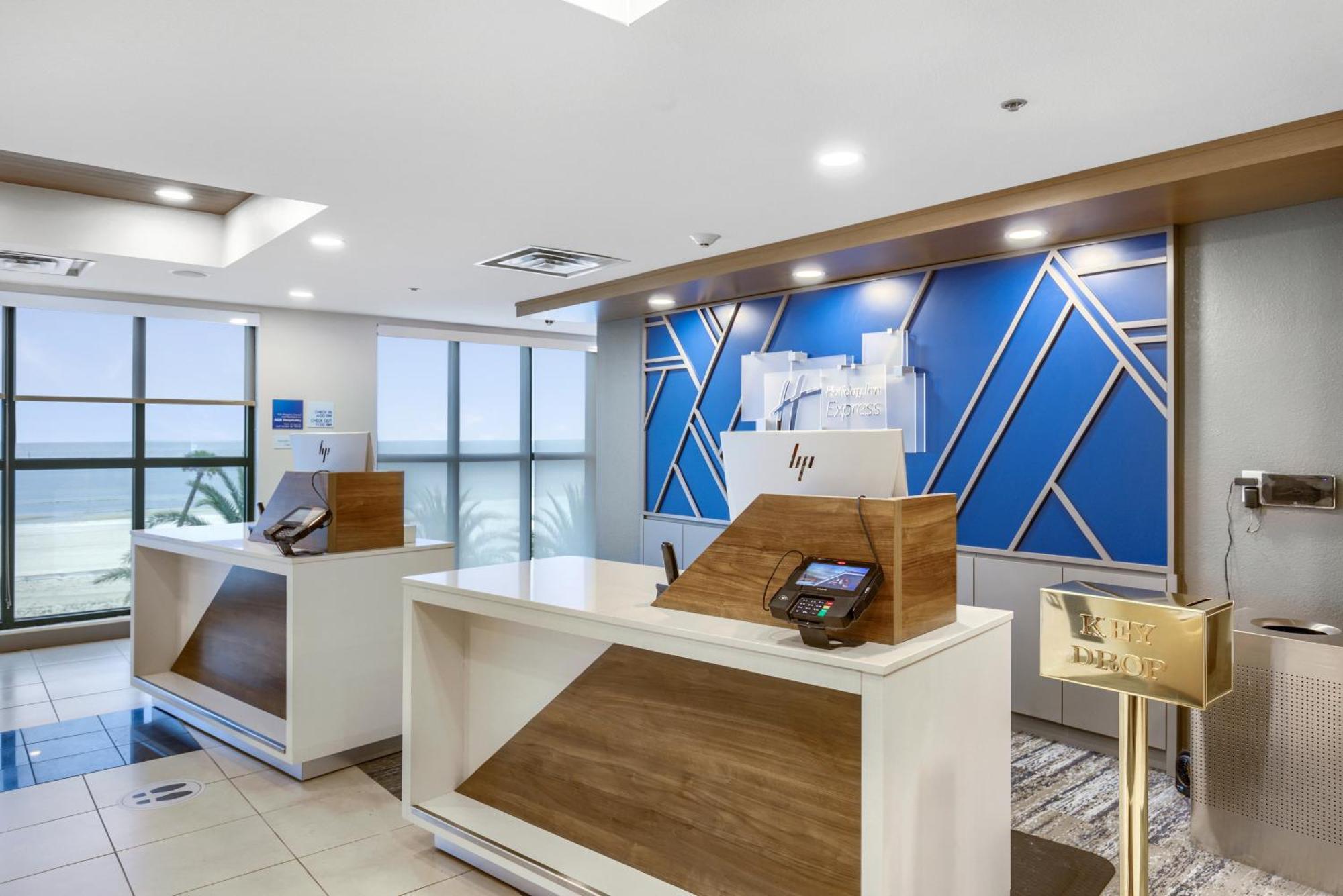 Holiday Inn Express - Gulfport Beach By Ihg מראה חיצוני תמונה
